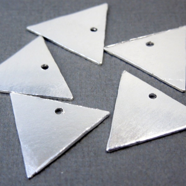 Dije triangular de plata de ley con estampado en blanco de 18 mm - 5 dijes (S67B7-05)