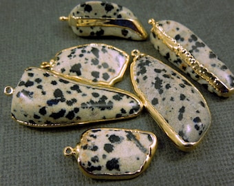 Colgante de jaspe dálmata: colgante de piedra de jaspe dálmata pulido y bañado en oro de 24 k (S2-B4-02)