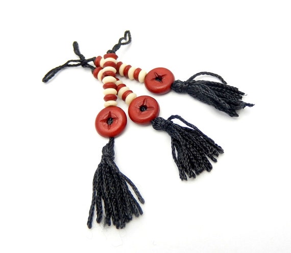 白と赤のアクセントビーズが付いたブラックタッセルペンダント（S74B13