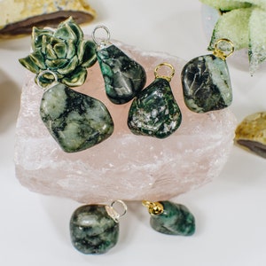 電気メッキ 24K ゴールド/シルバー ファンシー フープ ベイル付きタンブル エメラルド ペンダント (S98B21)