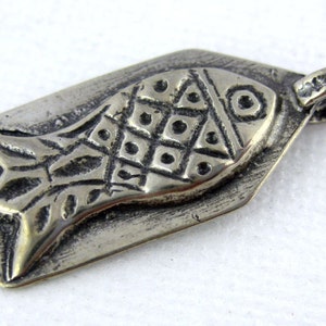 Colgante de latón-- Colgante de encanto de pescado artesanal repousse de latón blanco (SBC-45)