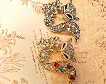 Broche rétro en forme de renard doré avec un motif de fleurs et de queues évidées, une décoration amusante pour la poitrine.