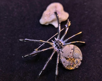 Spilla a forma di ragno in stile steampunk, gioiello con componenti di orologi meccanici, regalo ideale per gli appassionati di stile gotico e industriale.