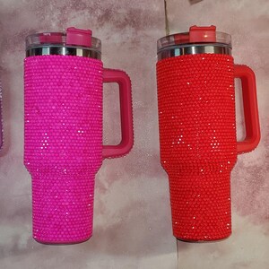 Pu&ograve; includere: Quattro bicchieri isolanti ricoperti di strass scintillanti. I bicchieri sono nelle tonalit&agrave; lavanda, rosa acceso, rosso e arancione. Ogni bicchiere ha un manico e un coperchio abbinati. I bicchieri sono progettati per mantenere le bevande fredde o calde.