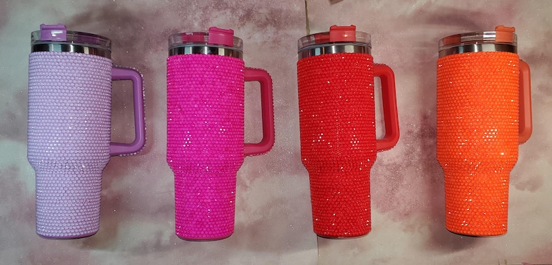 Pu&ograve; includere: Quattro bicchieri isolanti ricoperti di strass scintillanti. I bicchieri sono nelle tonalit&agrave; lavanda, rosa acceso, rosso e arancione. Ogni bicchiere ha un manico e un coperchio abbinati. I bicchieri sono progettati per mantenere le bevande fredde o calde.