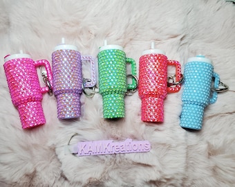 Portachiavi con ciondolo a forma di bicchiere Quencher in stile Stanley con strass e mini ciondolo a forma di bicchiere