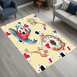 Könnte beinhalten: Rechteckiger Teppich mit einem skurrilen Design mit Spielkarten, einer Taschenuhr und Schlüsseln auf hellgelbem Hintergrund. Der Teppich hat einen blauen Hut mit rotem Band und Spielkarten.