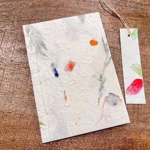 Op de afbeelding: Een witte keramische mok met een zwarte handgreep en de tekst "But First, Coffee" in handschriftstijl. De mok staat op een wit oppervlak. De mok is ongeveer 10 cm hoog.