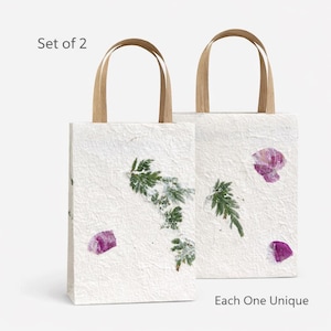 Paquete de 2 bolsas de regalo de papel de morera botánicas hechas a mano con flores naturales.