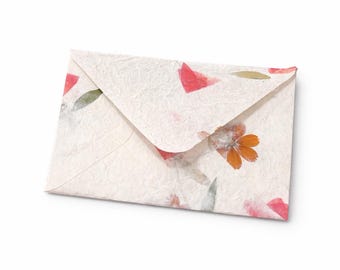 Ręcznie robione koperty z papieru morwowego w stylu botanicznym, zaproszenia ślubne z prawdziwymi kwiatami