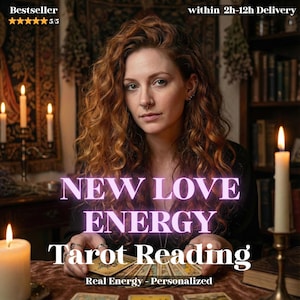 Puede incluir: Una mujer con largo cabello rojo rizado está centrada en la imagen. El texto "NEW LOVE ENERGY Tarot Reading" se muestra en una fuente púrpura brillante. La imagen incluye velas encendidas y una baraja de cartas del tarot.