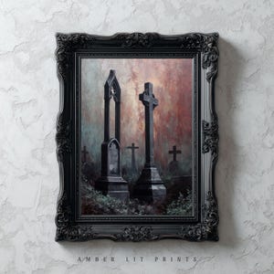 Peut inclure: Une impression encadrée représentant une scène de cimetière avec des pierres tombales et des croix gothiques sombres. L'œuvre d'art a une qualité sombre et atmosphérique avec une palette de noirs, de gris et de rouges sourds. Le cadre est orné et noir, avec le texte "AMBER LIT PRINTS" en bas.