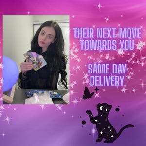 以下が含まれることがあります： 鮮やかな紫色の背景に、星と輝きのアクセントを施したタロットカードを持つ人。テキストは「Their Next Move Towards You」と「Same Day Delivery」と書かれています。猫と蝶のシルエットも特徴です。