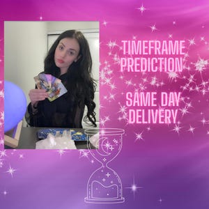 Peut inclure: Une femme tenant des cartes de tarot sur un fond violet et rose. Le texte à droite indique "Timeframe Prediction" et "Same Day Delivery". Une illustration de sablier est en bas.