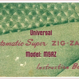 Puede incluir: Una cubierta de manual de instrucciones verde con un patrón texturizado en la parte superior. El texto dice Universal Automatic Super ZIG-ZAG Model: MSAZ Instruction Book en letras rojo oscuro. La cubierta muestra signos de desgaste en el borde.