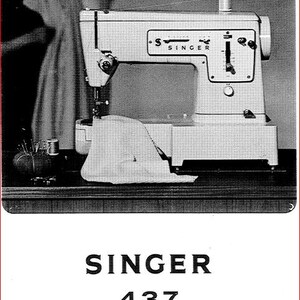 以下が含まれることがあります： オフホワイトのヴィンテージSinger 437ミシン。ミシンには針、糸巻き、さまざまなダイヤルとレバーが付いています。前面にはSingerのロゴが見えます。ピンクッションと布がテーブルにあります。