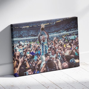 Może przedstawiać: Zestaw trzech ceramicznych kubków z nakrapianym, matowym wykończeniem. Każdy kubek ma inny kolor: jasnoniebieski, kremowy i szary. Kubki mają prosty, nowoczesny design i wygodny uchwyt.