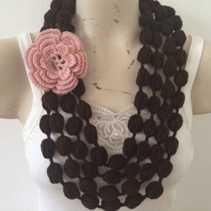 Grauer Luftblasenschal mit Rosenblume, Grauer Schal-Halskette mit Rosen-Blume Bild 3