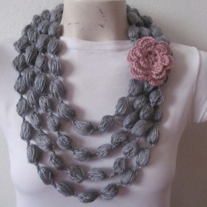 Grauer Luftblasenschal mit Rosenblume, Grauer Schal-Halskette mit Rosen-Blume Bild 1