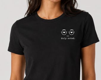Camiseta unisex divertida "Debidamente anotado" / Humor sarcástico de oficina, minimalista, para compañeros de trabajo, oficina, amigos, regalo para trabajar desde casa, camiseta con humor seco y mirada de fastidio.
