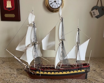 Modelo de barco pirata Jolly Roger a escala 1/130