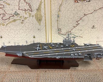 Portaaviones de la clase Nimitz a escala 1/500, detallado y personalizado.