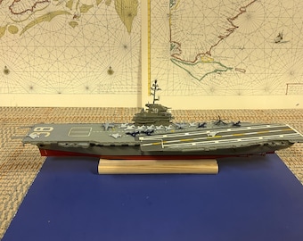 空母CV 38シャングリラのレプリカ、1/532スケールモデル