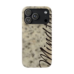 Könnte beinhalten: Eine Handyhülle mit einem Kunstfellmuster in Creme-, Grau- und Schwarztönen. Die Hülle hat einen Kameraausschnitt mit drei Linsen und das Wort "Mind" in Schreibschrift.