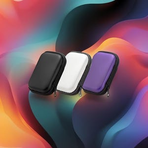 Könnte beinhalten: Drei kleine Etuis mit Reißverschluss in Schwarz, Weiß und Lila. Jedes Etui hat eine abgerundete rechteckige Form mit einem schwarzen Reißverschluss. Die Etuis werden vor einem farbenfrohen, abstrakten Hintergrund präsentiert.