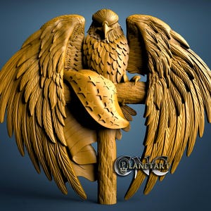 Op de afbeelding: Een gedetailleerde houten sculptuur van een adelaar met uitgespreide vleugels, gezeten op een houten kruis. De vleugels van de adelaar zijn wijd gespreid en een banner met sterren is over het kruis gedrapeerd. De sculptuur is in bruin- en goudtinten.