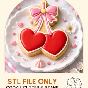 Puede incluir: Una galleta en forma de corazón con glaseado rojo y un lazo rosa sobre un plato blanco. La galleta está decorada con un lazo rosa y un centro amarillo. El plato está decorado con pequeños corazones y flores rosas. El texto en la imagen dice "STL FILE ONLY COOKIE CUTTER & STAMP DIGITAL DOWNLOAD".
