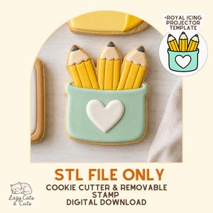 Peut inclure: Des biscuits décorés en forme de crayons dans un pot à crayons avec un cœur. Les biscuits sont jaunes, bleu clair, blancs et noirs. L'image contient également le texte "STL FILE ONLY COOKIE CUTTER & REMOVABLE STAMP DIGITAL DOWNLOAD."