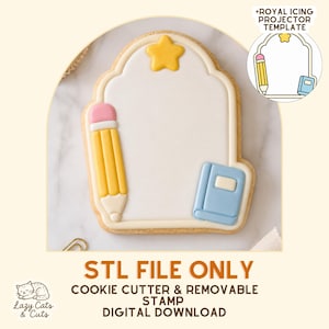 Peut inclure: Un ensemble de découpe et d'estampage de biscuits sur le thème de l'école. Le biscuit est décoré de glaçage blanc et présente un crayon jaune, un livre bleu et une étoile jaune. Le texte "STL FILE ONLY" et "DIGITAL DOWNLOAD" est également visible.