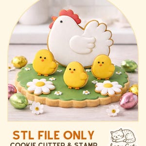 以下が含まれることがあります： 白い鶏と赤い鶏冠、3羽の黄色いひよこが白いデイジーの咲く緑色の土台に乗ったイースタークッキー。クッキーの周りには、フォイルで包まれたチョコレートエッグが飾られています。「STL FILE ONLY COOKIE CUTTER & STAMP DIGITAL DOWNLOAD」と書かれたテキスト。