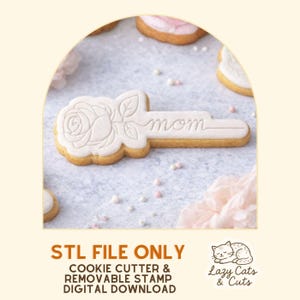 Puede incluir: Cortador de galletas en forma de llave con un diseño de rosa y la palabra "mom". La imagen incluye el texto "STL FILE ONLY", "COOKIE CUTTER & REMOVABLE STAMP DIGITAL DOWNLOAD" y el logotipo de "Lazy Cats & Cuts". El cortador es de color claro.
