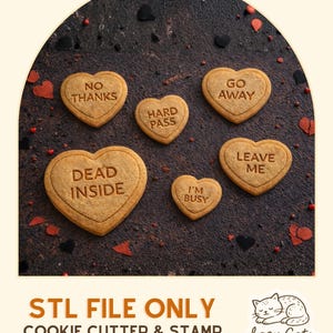 Peut inclure: Des biscuits en forme de cœur avec des phrases comme « No Thanks » et « Dead Inside » sont disposés sur une surface sombre et texturée. L'image comprend également le texte « STL File Only » et « Cookie Cutter & Stamp Digital Download ».