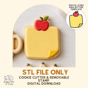 Peut inclure: Un biscuit carré en forme de post-it avec une pomme rouge et une feuille verte sur le dessus, décoré de glaçage jaune et d'un coin replié. Le texte indique STL FILE ONLY, COOKIE CUTTER & REMOVABLE STAMP, DIGITAL DOWNLOAD, +ROYAL ICING PROJECTOR TEMPLATE.