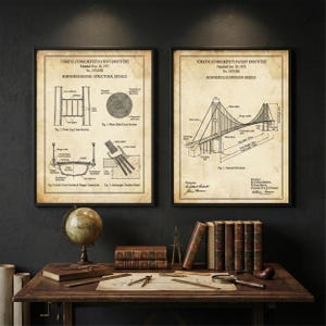 Puede incluir: Dos planos enmarcados de época del puente del Bósforo, con diagramas estructurales detallados y texto en turco. Las impresiones se exhiben en un escritorio de madera con un globo terráqueo, libros y herramientas de dibujo. El texto incluye "TÜRKİYE CUMHURİYETİ PATENT ENSTİTÜSÜ".