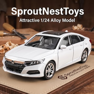 Puede incluir: Un coche modelo de aleación blanco con techo solar negro, exhibido sobre una superficie de madera. El coche tiene detalles como faros, ruedas y una parrilla cromada. El texto "SproutNestToys" y "Attractive 1/24 Alloy Model" son visibles.