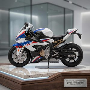 Könnte beinhalten: Ein 1:12 Sammlermodell des Motorrads BMW S1000RR (2020) in M Performance Lackierung. Das Modell zeigt eine weiß-blau-rote Farbgebung, schwarze Räder und einen detaillierten Motorblock, präsentiert auf einem Holzsockel mit einer Plakette.