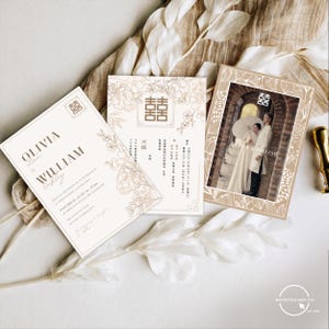Könnte beinhalten: Elegante Hochzeitseinladungs-Suite in Creme- und Goldtönen. Die Suite umfasst eine Haupteinladung, eine Detailkarte und eine Fotokarte. Florale Muster und chinesische Schriftzeichen sorgen für einen Hauch von Raffinesse. Die Fotokarte zeigt ein Brautpaar.