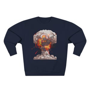 Könnte beinhalten: Marineblaues Sweatshirt mit einer Grafik einer pilzförmigen Explosion in Orange, Gelb, Rot und Grau. Das Design befindet sich mittig auf der Vorderseite des langärmeligen Rundhals-Sweatshirts.