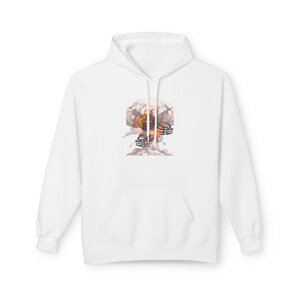 Könnte beinhalten: Weißer Kapuzenpullover mit einer Grafik einer Atompilzexplosion in Orange, Gelb, Grau und Schwarz. Der Hoodie hat eine Vordertasche und eine Kapuze mit Kordelzug.