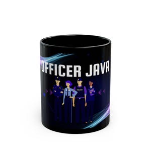 Peut inclure: Mug en céramique noire avec le texte "OFFICER JAVA" en blanc. La tasse présente un graphisme de quatre policiers en uniforme. Le design comprend des accents bleus et violets.
