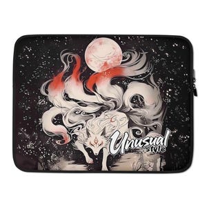 Può includere: Custodia per laptop nera con un'illustrazione di una volpe bianca a nove code e dettagli rossi, su uno sfondo di cielo stellato con luna piena. Il testo "Unusual style" è incluso nel design.