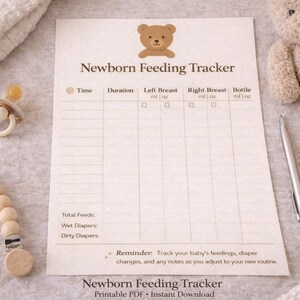 Könnte beinhalten: Ein Neugeborenen-Fütterungstracker mit einer Teddybär-Illustration oben. Der Tracker enthält Abschnitte für Zeit, Dauer und Fütterungsdetails. Ein Schnuller, ein Holzperlen-Beißring, ein Stift und ein Teddybär sind ebenfalls im Bild.