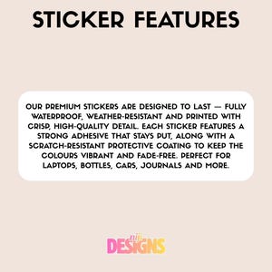 Op de afbeelding: Een lichtbeige afbeelding met de tekst "STICKER FEATURES" in het zwart. Daaronder staat een witte, afgeronde rechthoek met tekst die de stickers beschrijft als waterdicht, weerbestendig en krasbestendig. De onderkant van de afbeelding heeft het woord "Designs" in een kleurverloop.