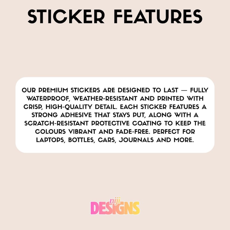 Op de afbeelding: Een lichtbeige afbeelding met de tekst "STICKER FEATURES" in het zwart. Daaronder staat een witte, afgeronde rechthoek met tekst die de stickers beschrijft als waterdicht, weerbestendig en krasbestendig. De onderkant van de afbeelding heeft het woord "Designs" in een kleurverloop.