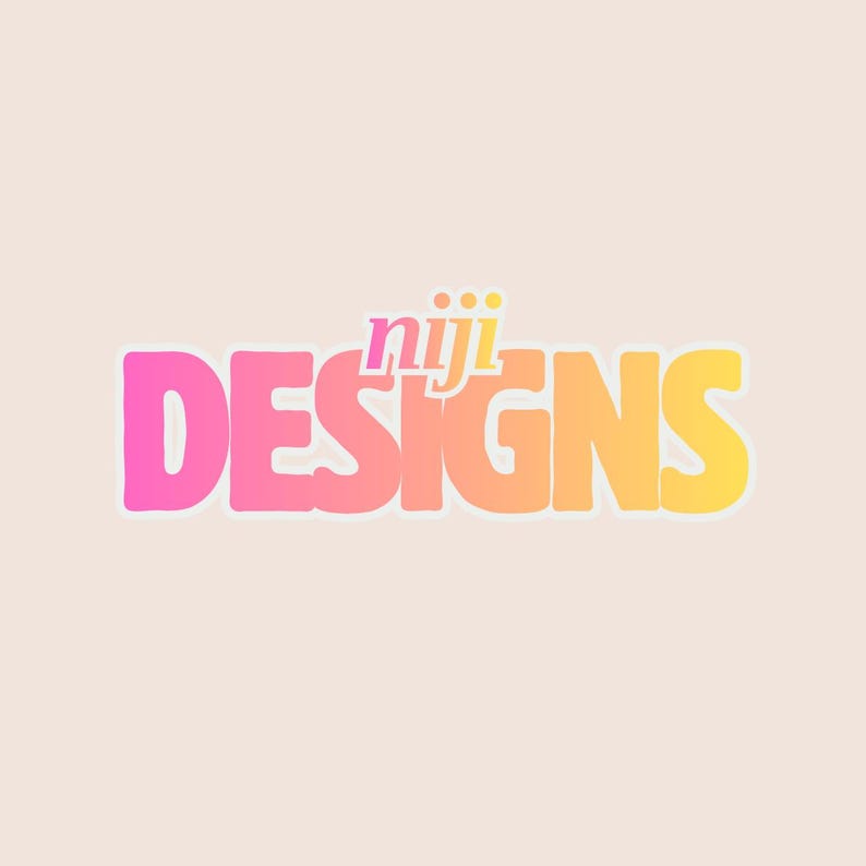 Op de afbeelding: Een logo met het woord "DESIGNS" in grote, bubbelletters, met een verloop van roze, oranje en geel. Het woord "niji" staat boven de "G" in een kleiner, gestileerd lettertype. De achtergrond is lichtbeige.