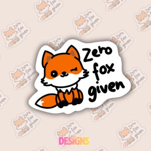 Puede incluir: Una pegatina con un zorro de dibujos animados naranja y blanco, guiñando un ojo. El texto "Zero fox given" está en negro. La pegatina tiene un borde blanco y está rodeada de pegatinas de zorro más pequeñas.